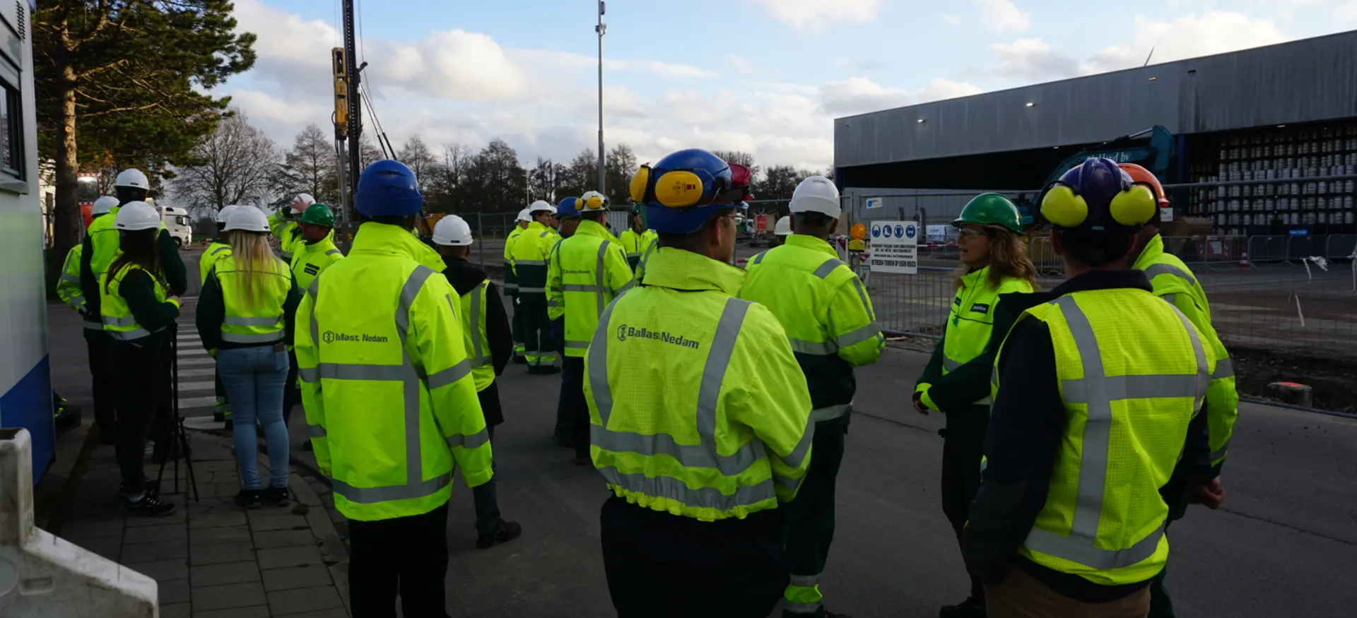 Een groep BNI'ers klaar om aan het nieuwe Heineken warehouse te werken