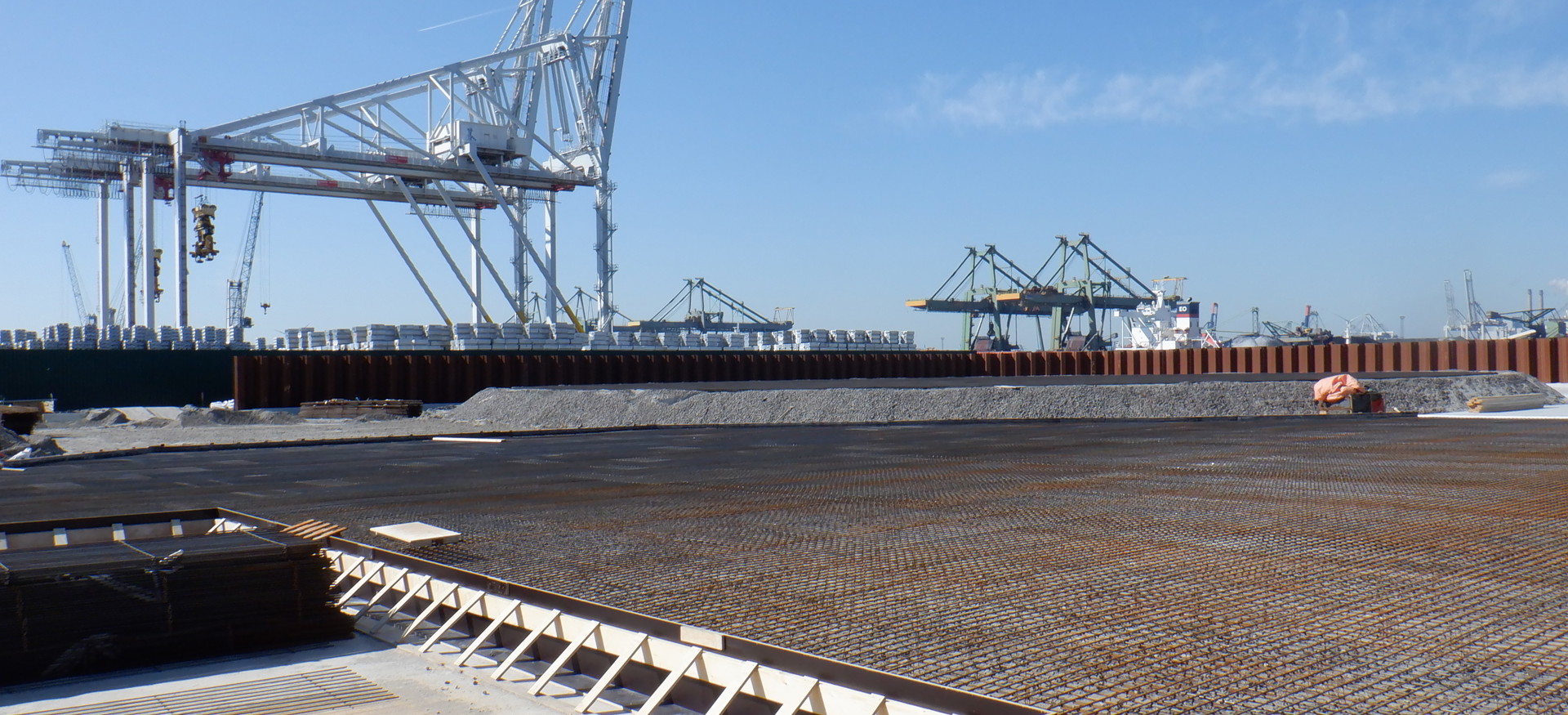 Staalconstructies voor de nieuwe HES terminal.