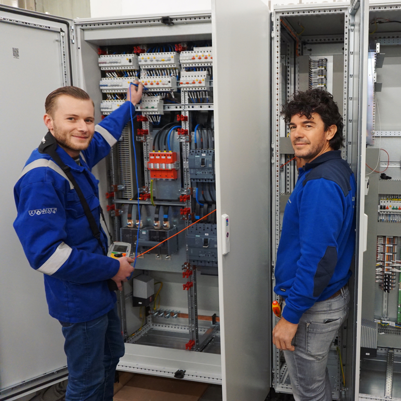 Twee BNI werknemers aan het werk bij een elektriciteitskast 