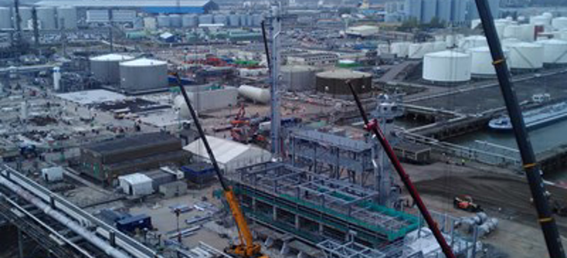 Een drone foto gemaakt van het Shell SDA project