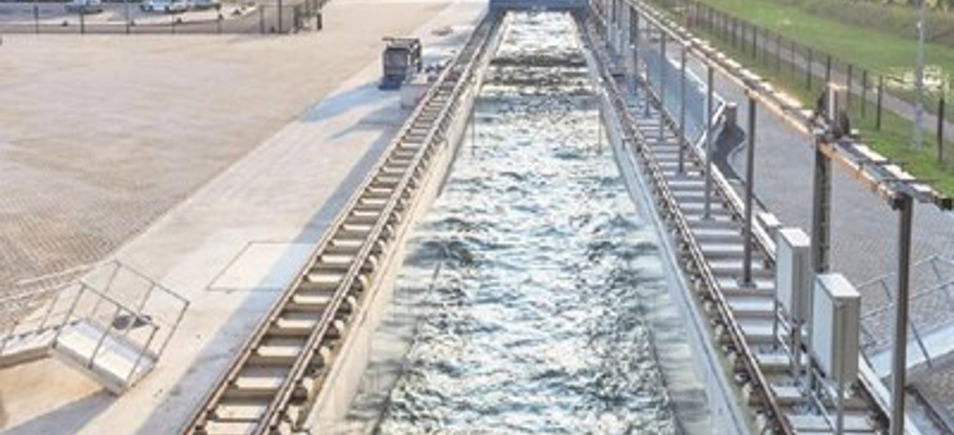 Een shot wat goed laat zien wat het Nieuw Deltagootproject is. Op de achtergrond bomen en een gebouw. 