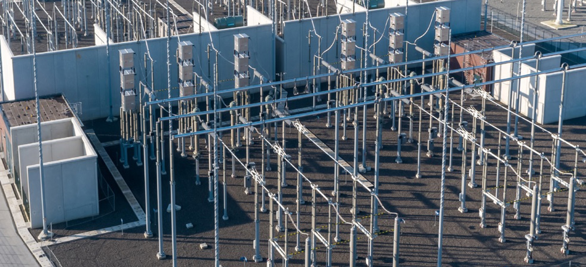 Een drone shot van het Tennet Land Station Borssele waarop al het staal en elektriciteitswerk te zien is. 