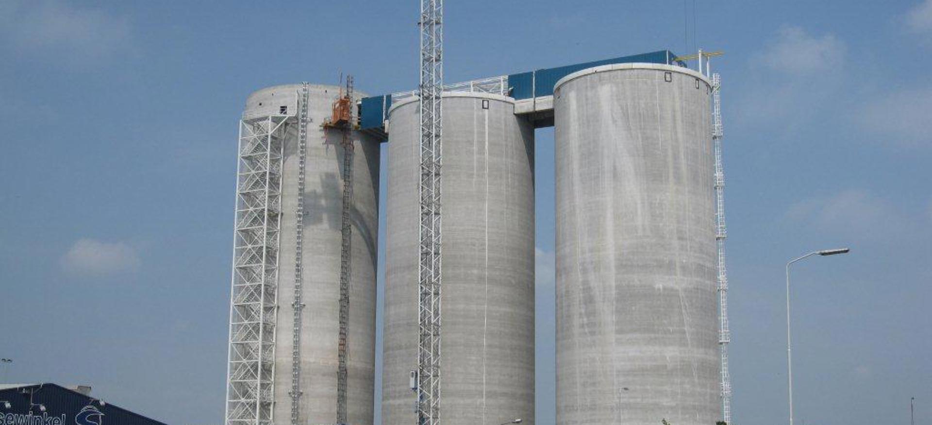 Een afbeelding van ver gemaakt om goed te laten zien hoe de de Betonnen Silo’S Moerdijk gemaakt door BNI er uit zien. 