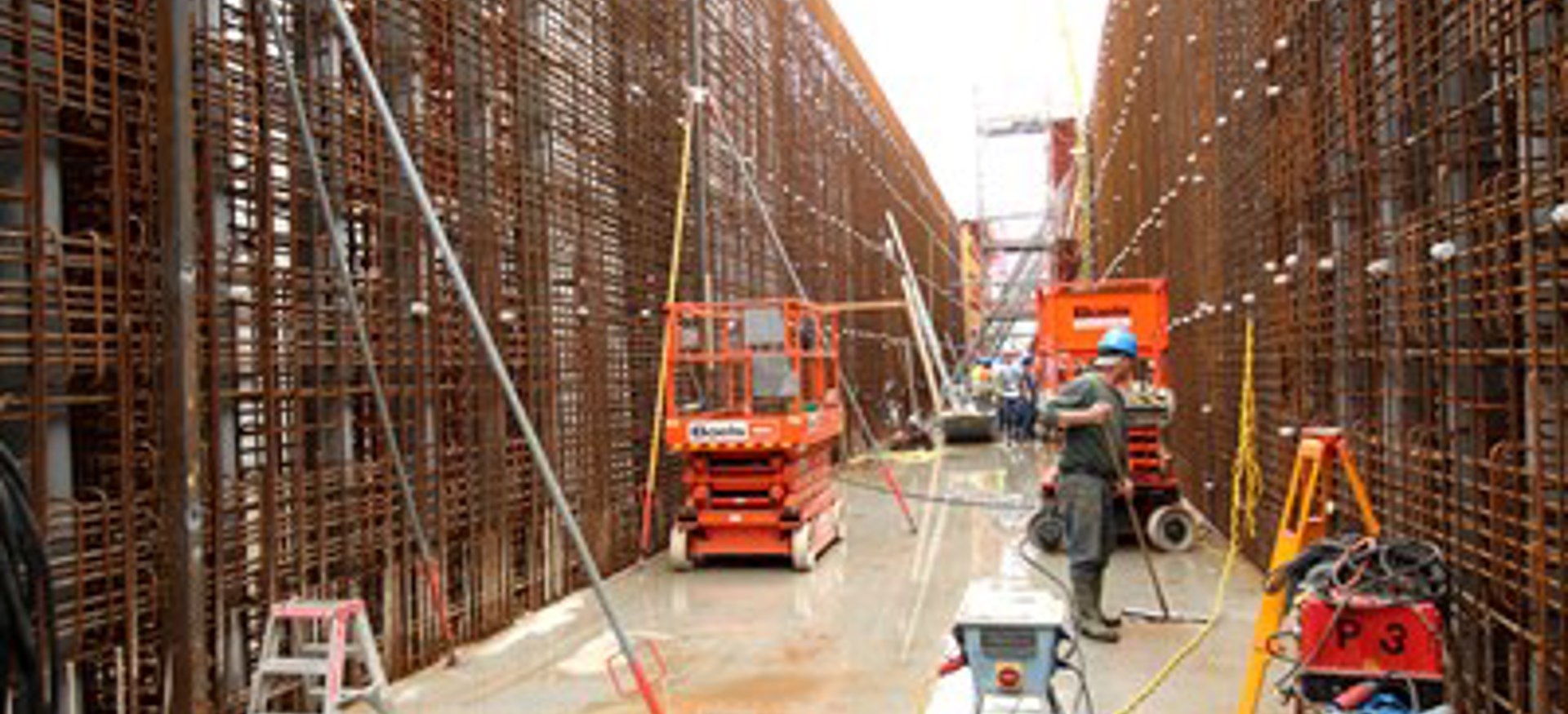 The making of Nieuw Deltagootproject, verschillende ijzeren constructies die gebouwd worden. 