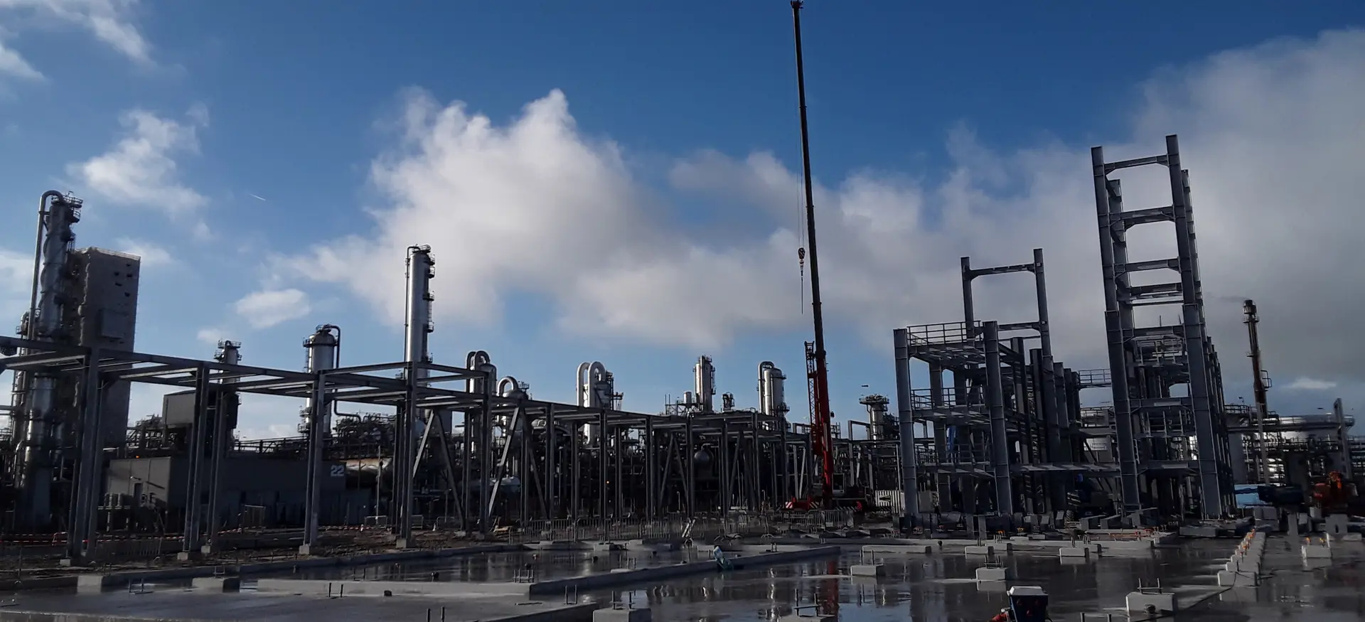 Verschillende tabletops en betonnen fundaties van het Waste Water Treatment Project