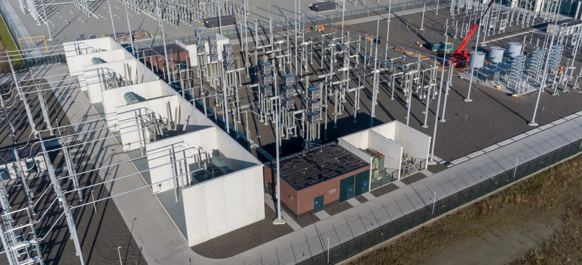 Een drone shot van het Tennet Land Station Borssele 3 waarop de pre fab, bedrading en staalconstructies goed op te zien zijn