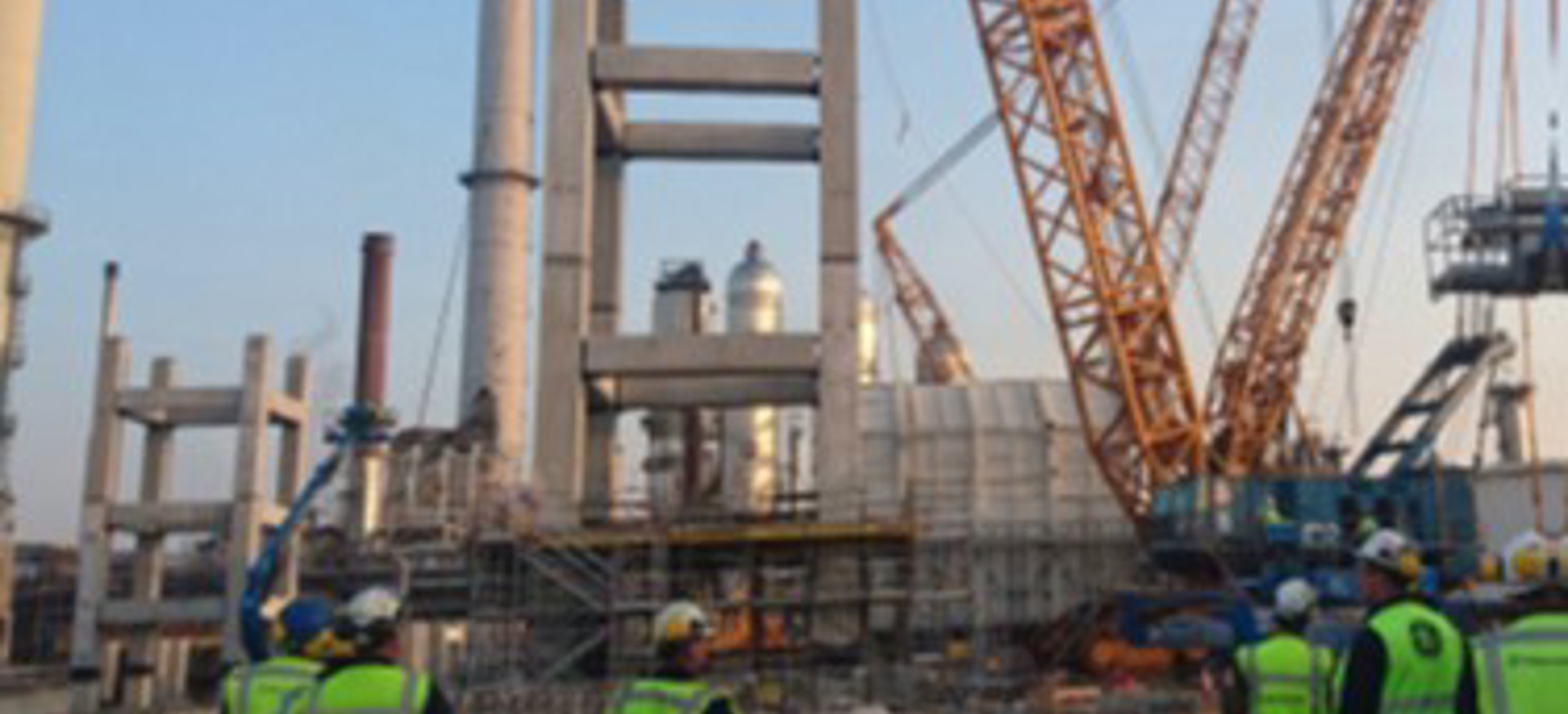 Een beeld van het RAHC project, verschillende medewerkers staan te kijken naar hoe een tabletop op zijn plek wordt gezet. 