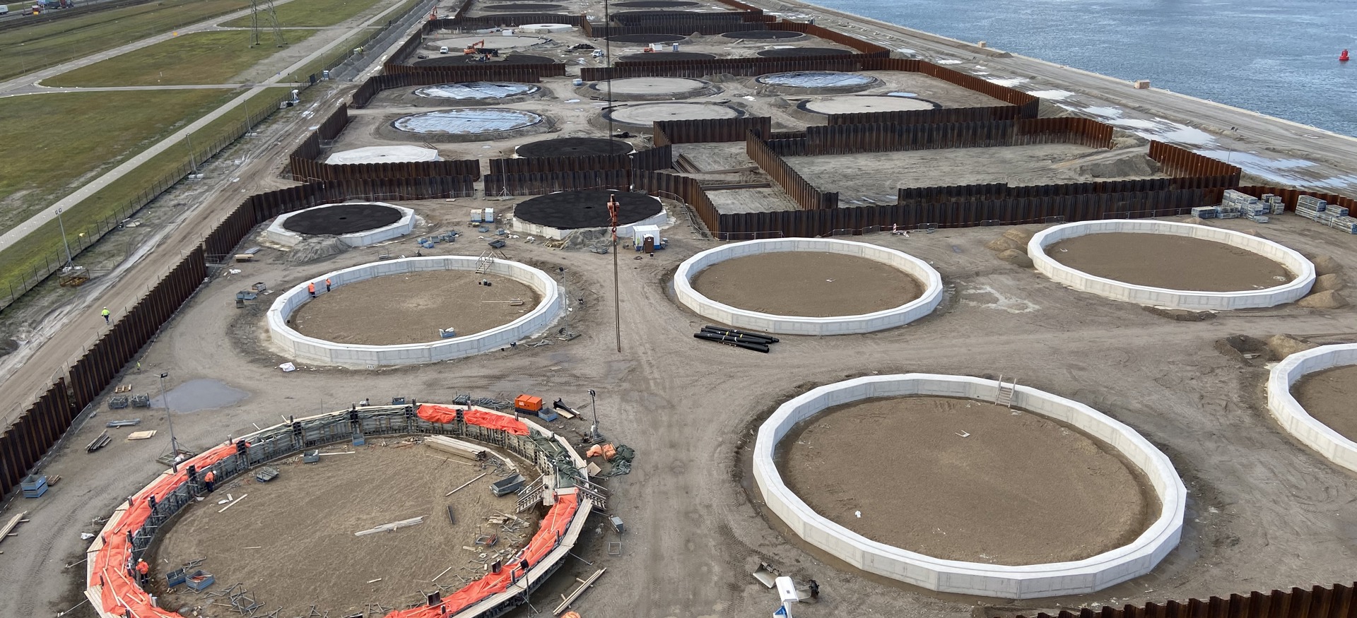 De fundaties van nieuwe opslagtanks voor de HES terminal