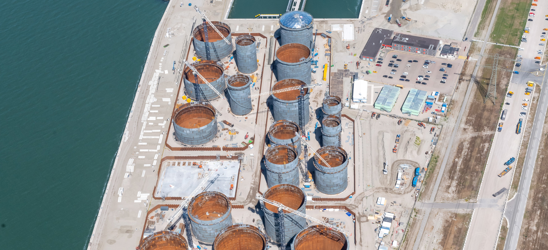 Een drone shot van de nieuw gebouwde HES terminal door BNI