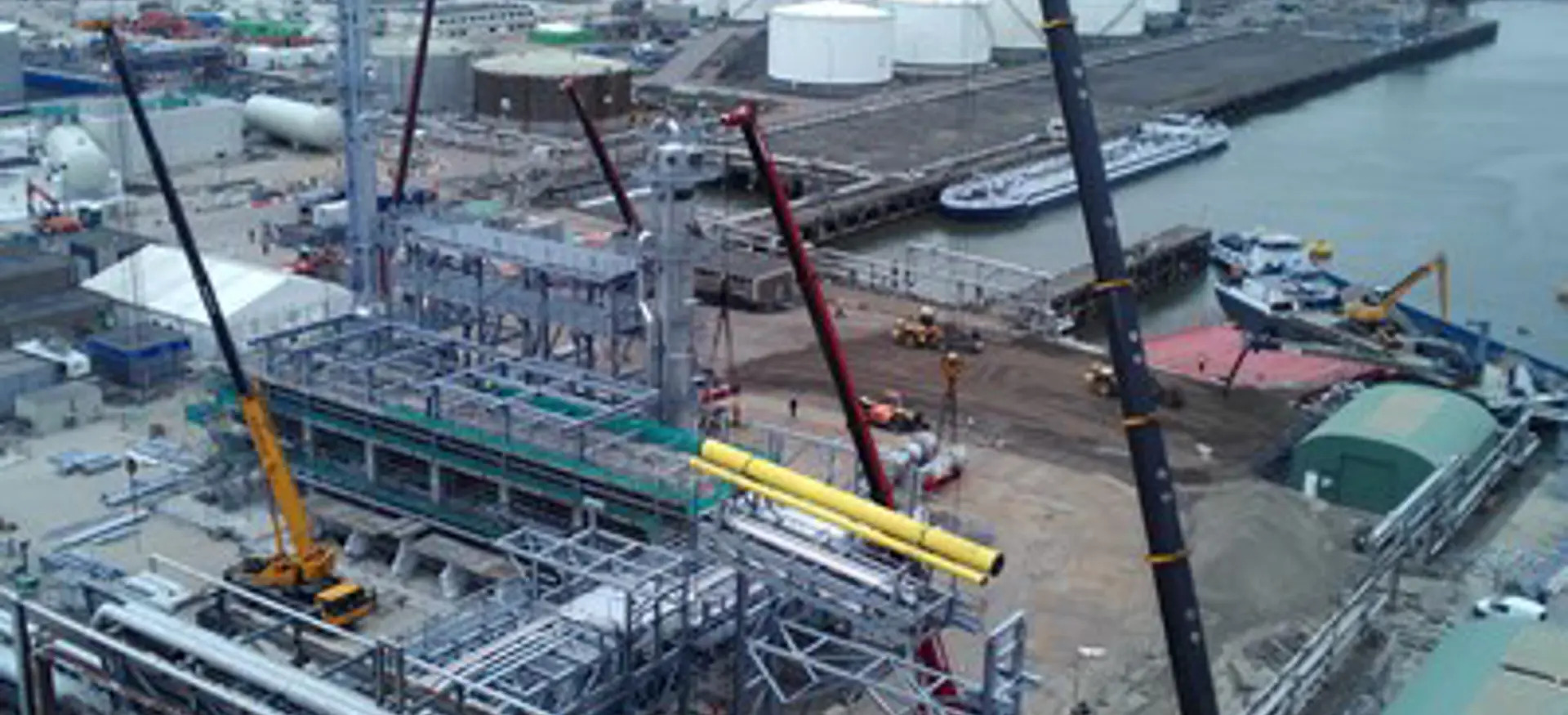 Een drone foto gemaakt van het Shell SDA project
